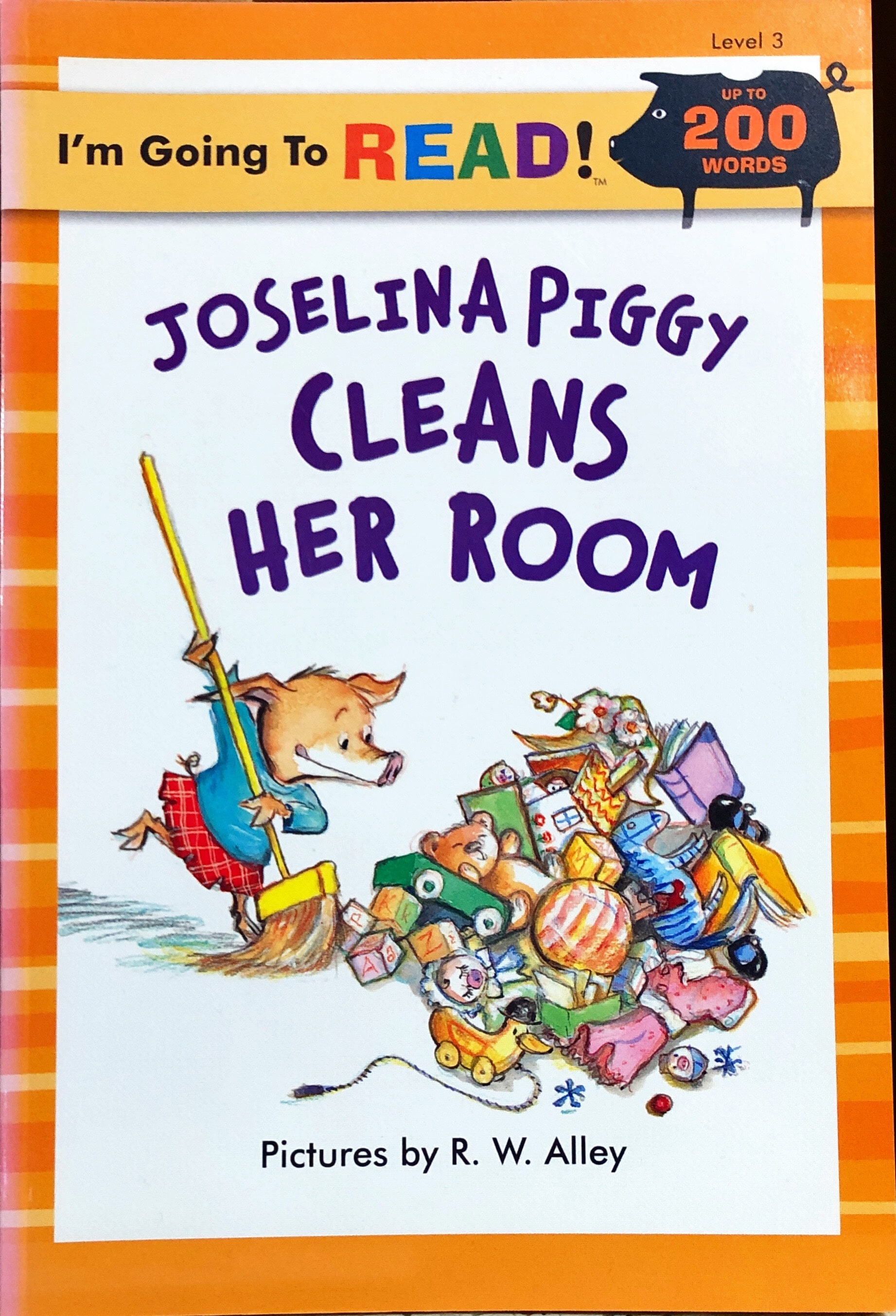 Joselina Piggy Cleans Her Room